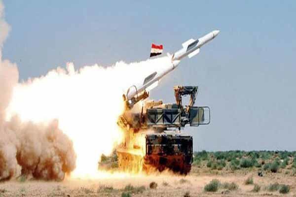 مقابله پدافند هوایی سوریه با موشک‌های جنگنده‌های رژیم صهیونیستی در آسمان دمشق