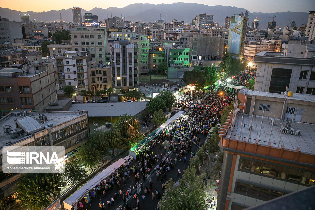 گزارشی از «مهمونی 10 کیلومتری» در پایتخت/ عاشقان امیرالمومنین (ع) در مسیر ولی‌عصر (عج)