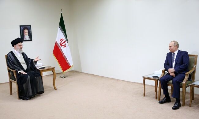 رهبر معظم انقلاب :آمریکایی‌ها از سوریه باید بیرون رانده شوند