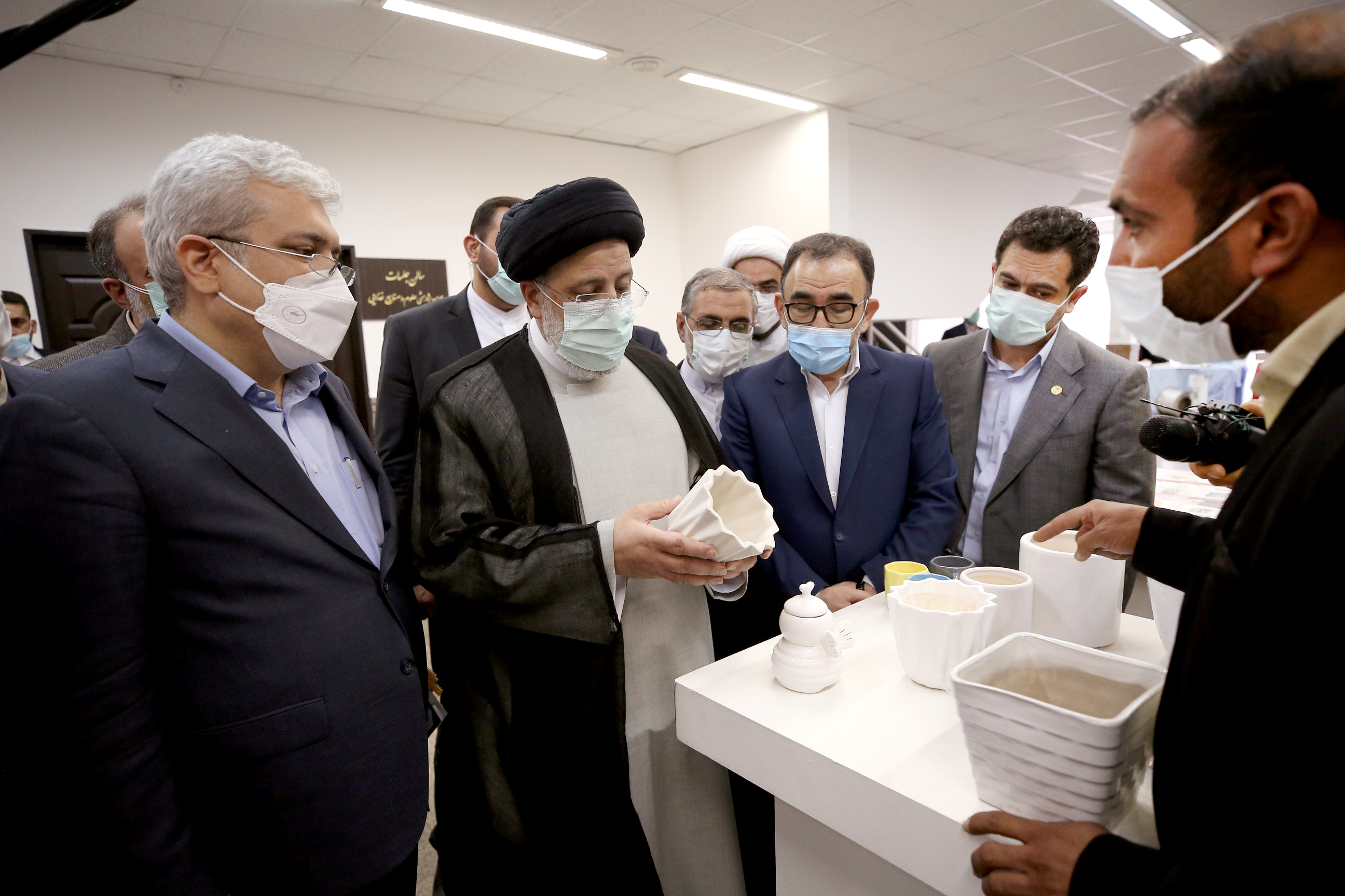 در بازدید از یک نمایشگاه دانش‌بنیان‌ در خراسان رضوی آیت‌الله رئیسی: دست مافیای تجهیزات پزشکی و دارویی را قطع خواهیم کرد