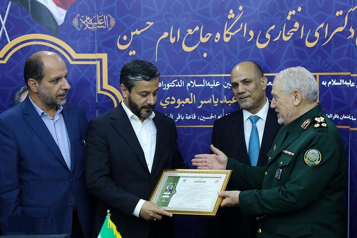 اعطای دکترای افتخاری دانشگاه امام حسین به وزیر علوم عراق