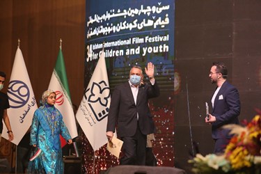  سی و چهارمین جشنواره بین المللی فیلم‌های کودکان و نوجوانان با شعار «سینما، سرزمین خیال» کار خود را در اصفهان آغاز کرد. این دوره از جشنواره قرار است به صورت مجازی و فیزیکی از امروز، شانزدهم مهرماه تا بیست و یکم این ماه برگزار شود.